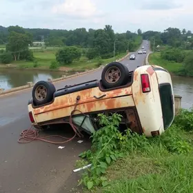 carro capota na ponte do rio itacaiúnas